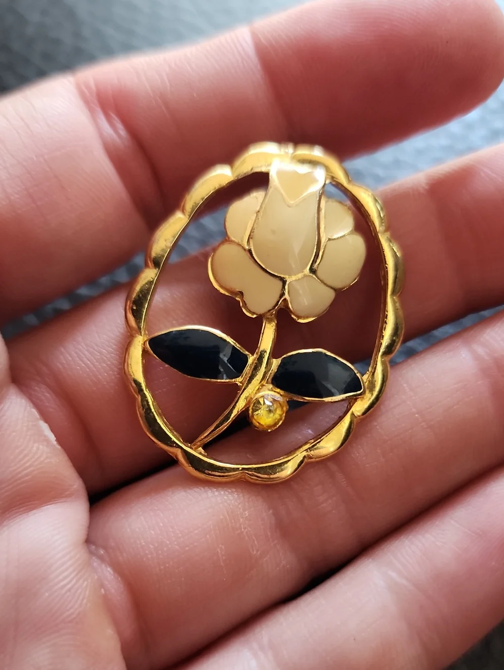 VTG Gold-Tone Cream Flower Oval Brooch with Black Leaves